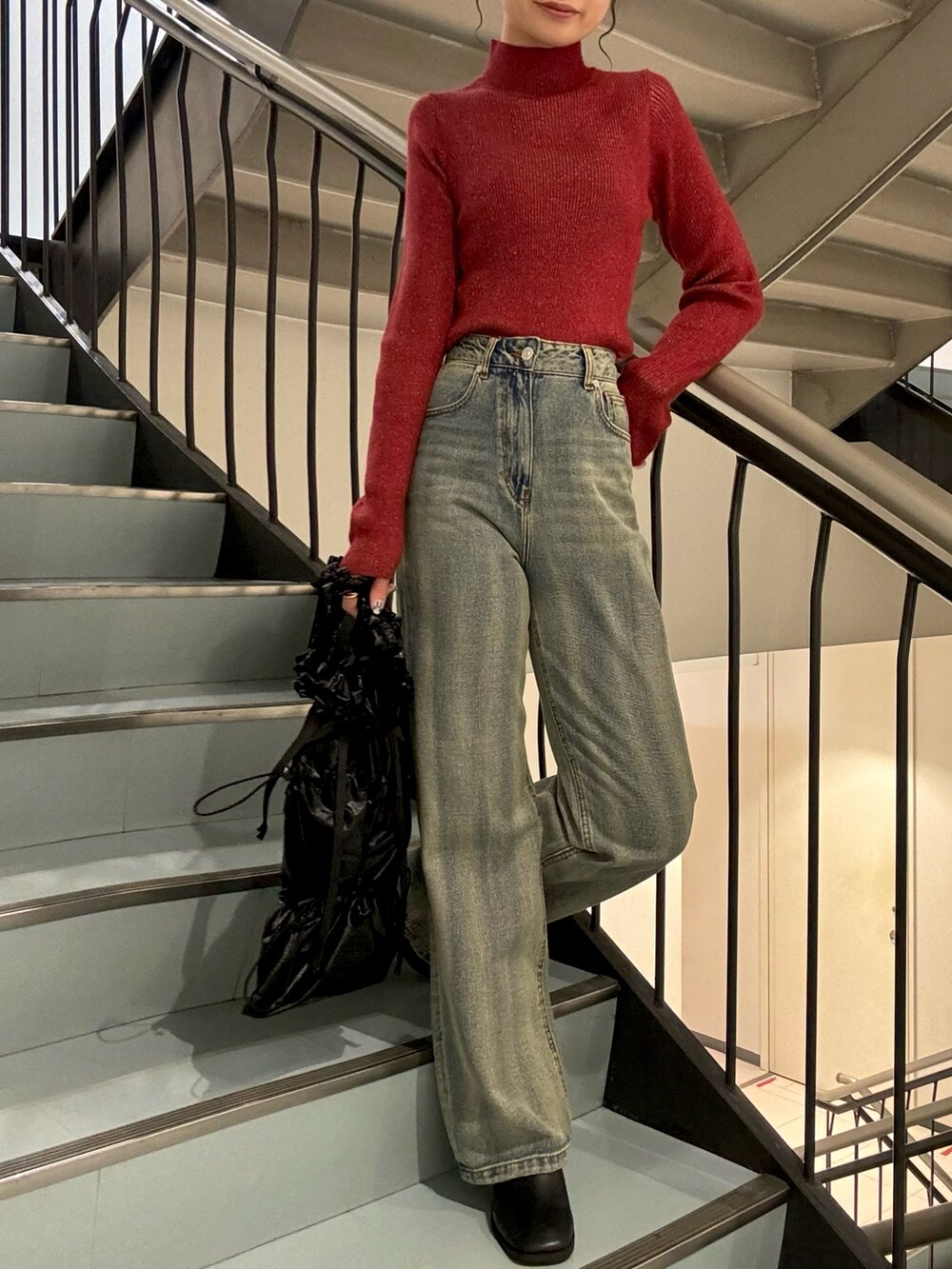 ブラック系のトートバッグ、ホワイト系のムートンコート、レッド系のニット/セーターを着用したレディースの秋コーディネートの7枚目の写真