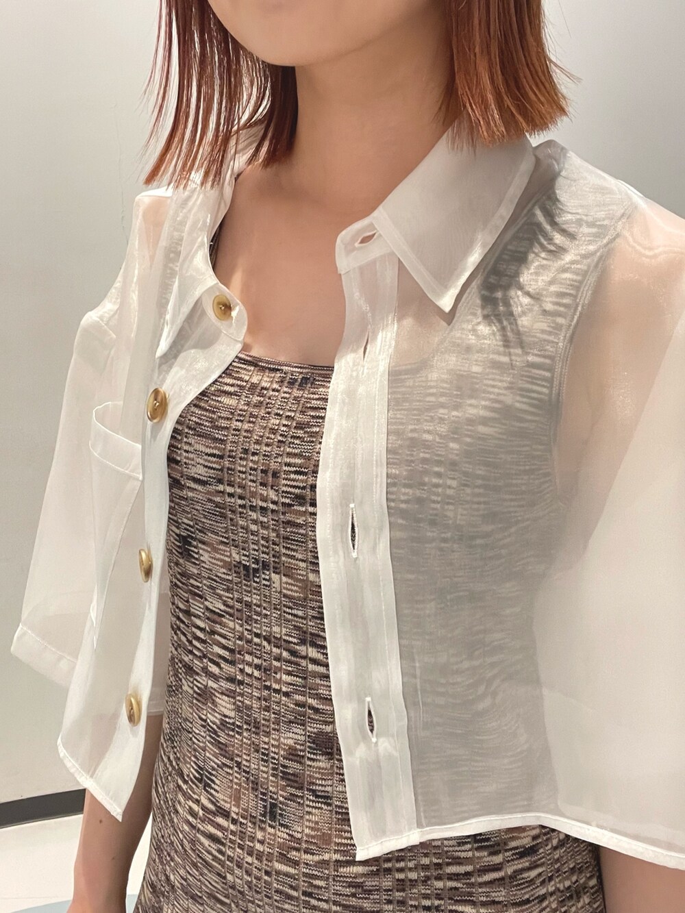 ブラウン系のワンピース、その他のサンダル、ブラック系のショルダーバッグを着用したレディースの春コーディネートの2枚目の写真