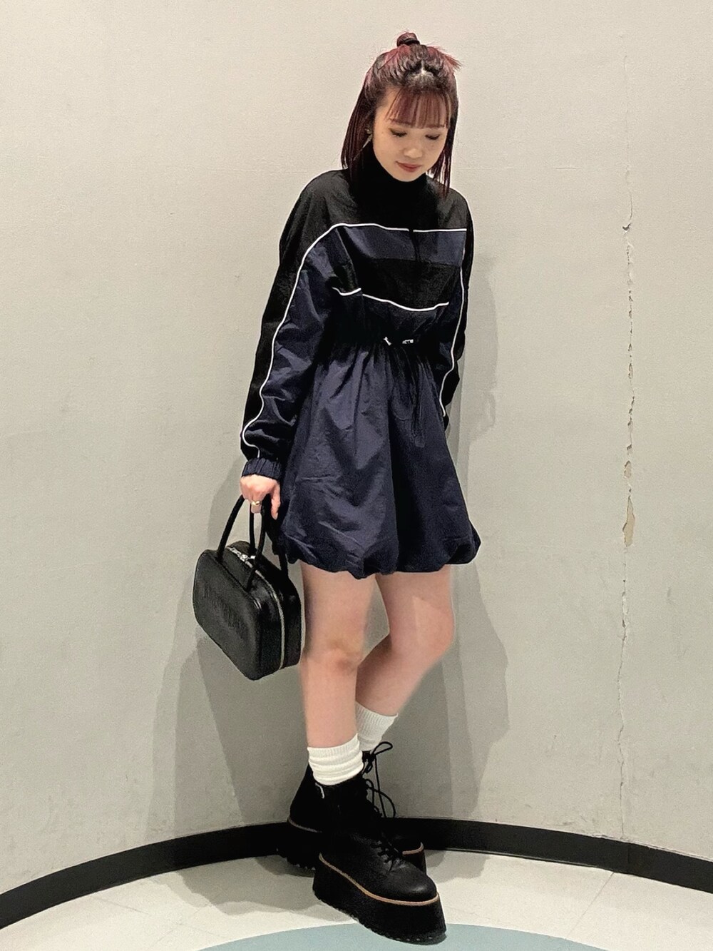 ブルー系のワンピース、ブラック系のブーツを着用したレディースの夏コーディネートの2枚目の写真