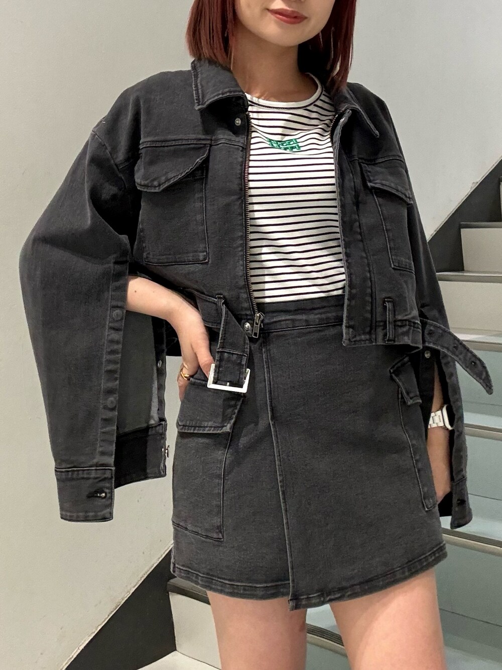 ブラック系のスカート、ブラック系のデニムジャケット、その他のTシャツ/カットソーを着用したレディースの夏コーディネートの5枚目の写真