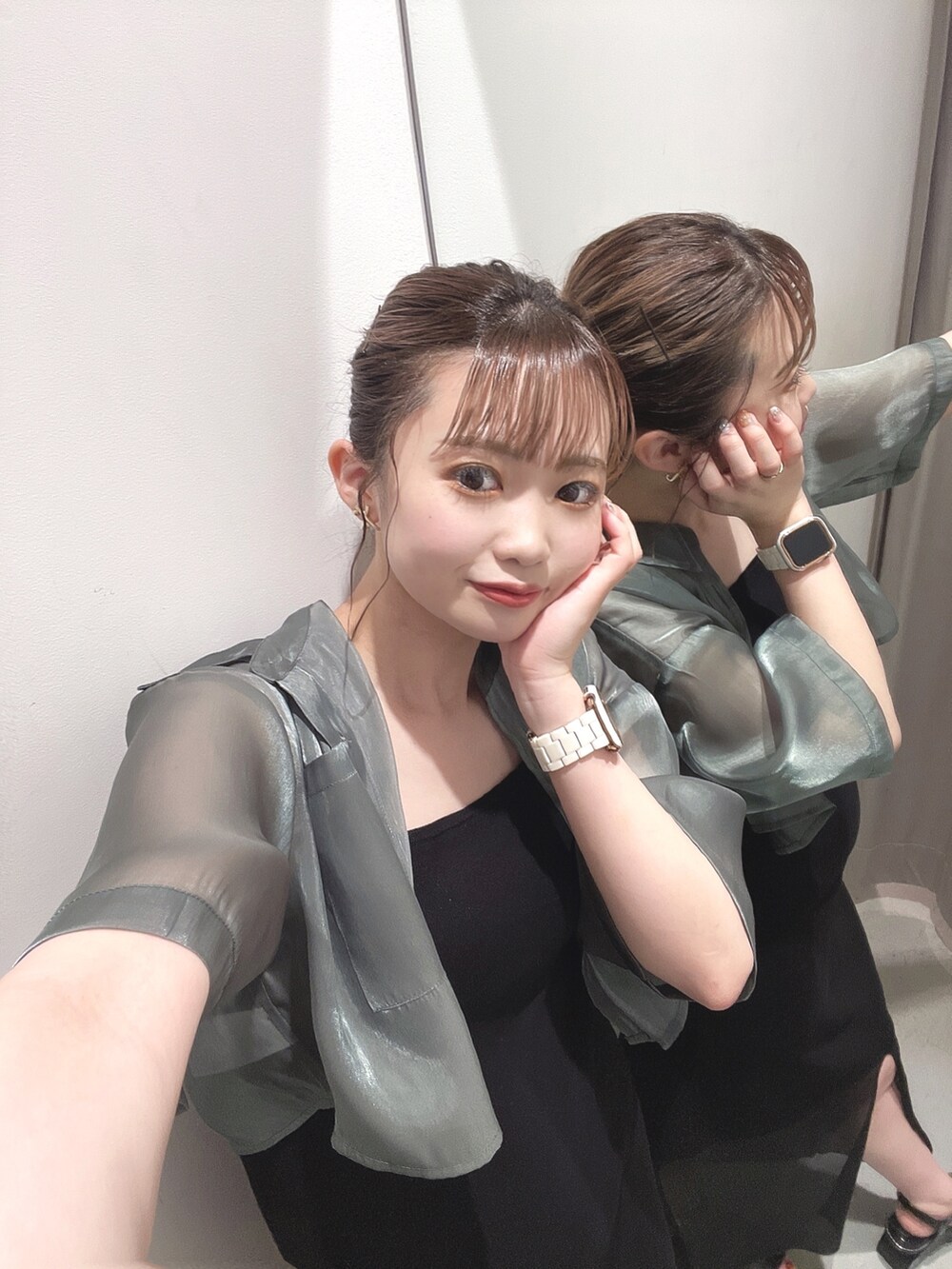 ブラック系のサンダル、ブラック系のワンピース、ベージュ系のシャツ/ブラウスを着用したレディースの夏コーディネートの2枚目の写真