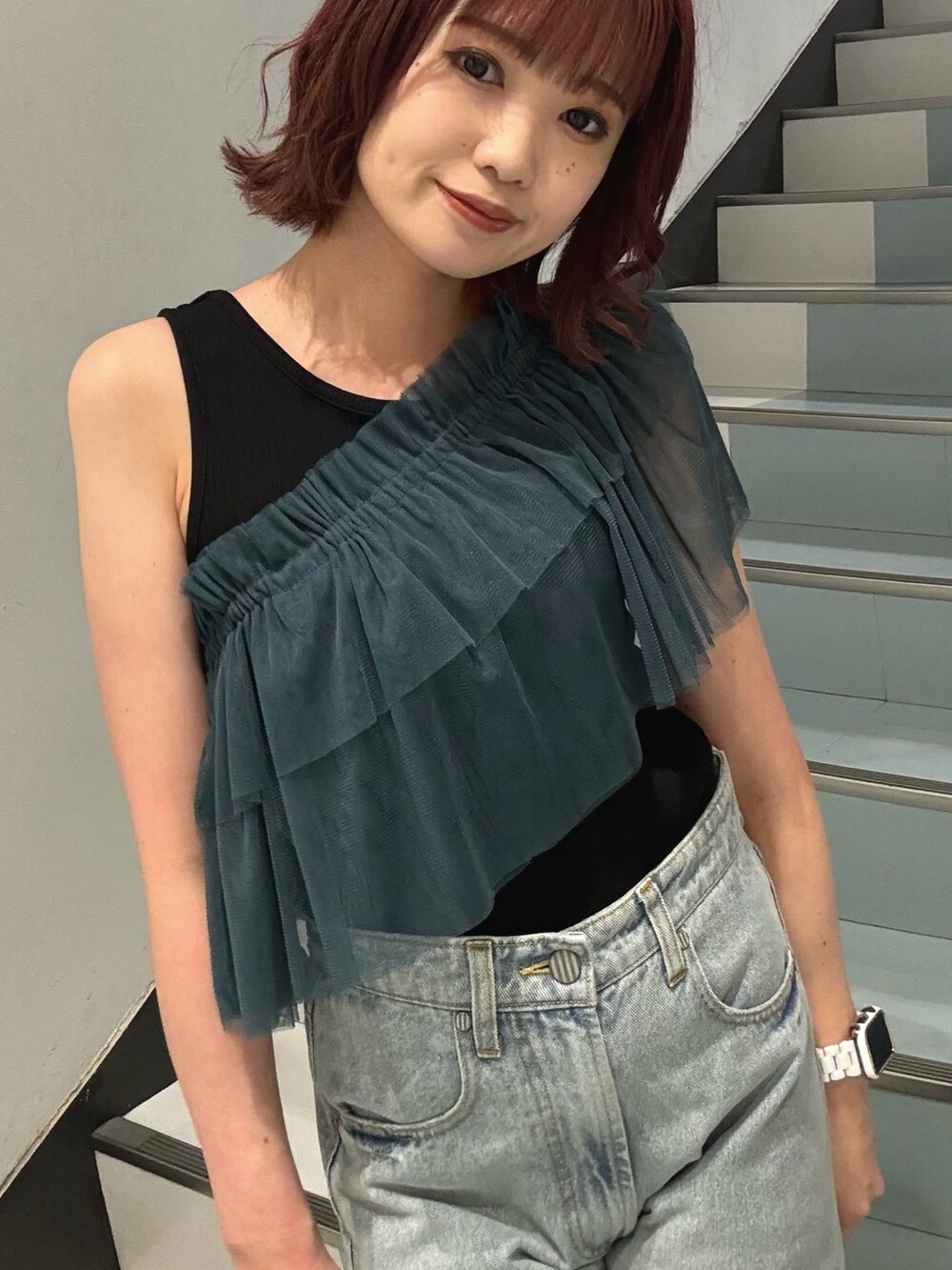 ブラック系のTシャツ/カットソー、ブルー系のデニムパンツ、ブラック系のパンプスを着用したレディースの夏コーディネートの6枚目の写真