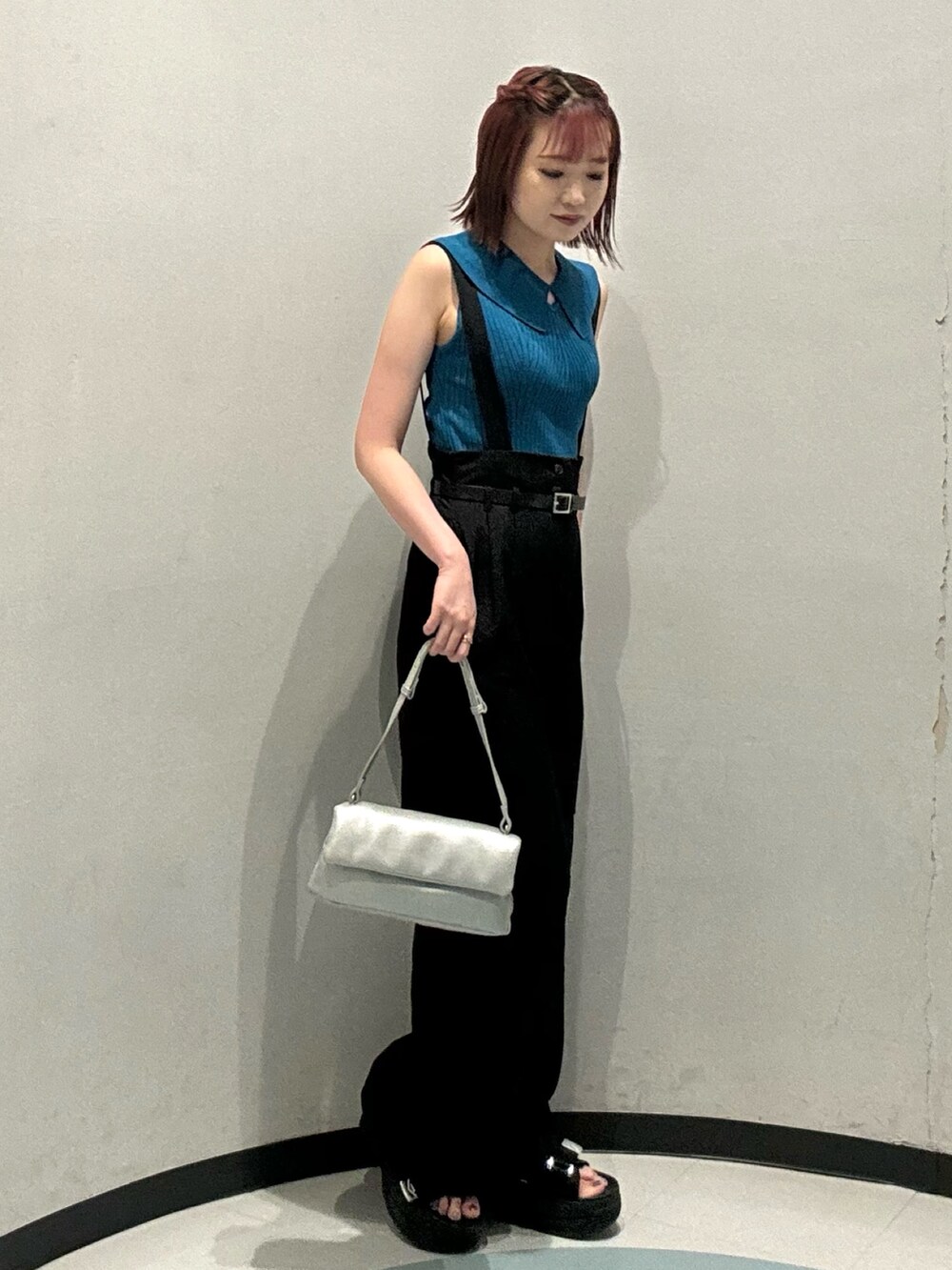 ブラック系のその他パンツ、ブルー系のニット/セーター、ブラック系のサンダルを着用したレディースの夏コーディネートの2枚目の写真