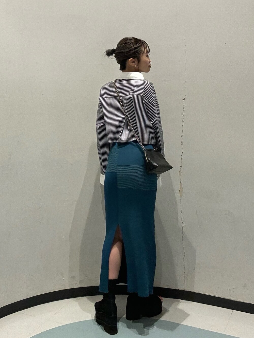 ホワイト系のシャツ/ブラウス、ホワイト系のハンドバッグ、ブルー系のワンピースを着用したレディースの春コーディネートの3枚目の写真