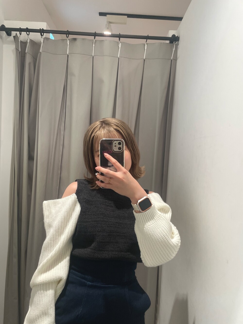 ブラック系のボストンバッグ、ブラック系のニット/セーター、ブラック系のブーツを着用したレディースの秋コーディネートの6枚目の写真