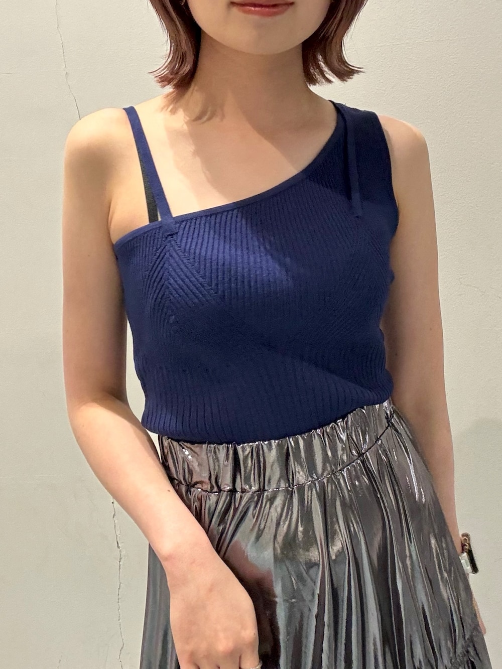 ブラック系のショルダーバッグ、ブラック系のサンダル、ブルー系のニット/セーターを着用したレディースの夏コーディネートの5枚目の写真