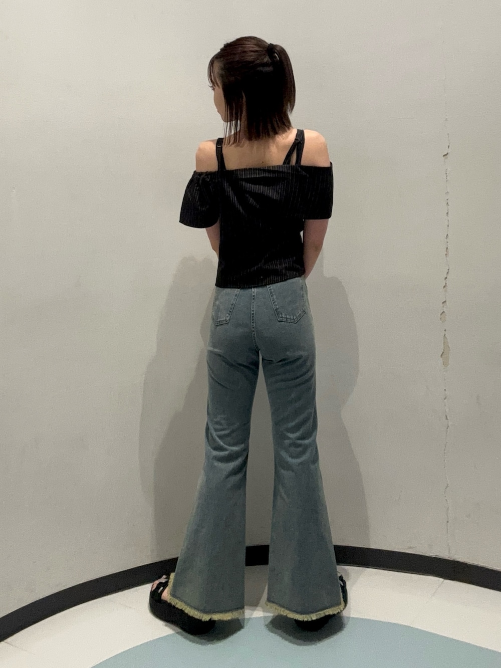 ブラック系のシャツ/ブラウス、ブルー系のデニムパンツ、ブラック系のサンダルを着用したレディースの夏コーディネートの3枚目の写真