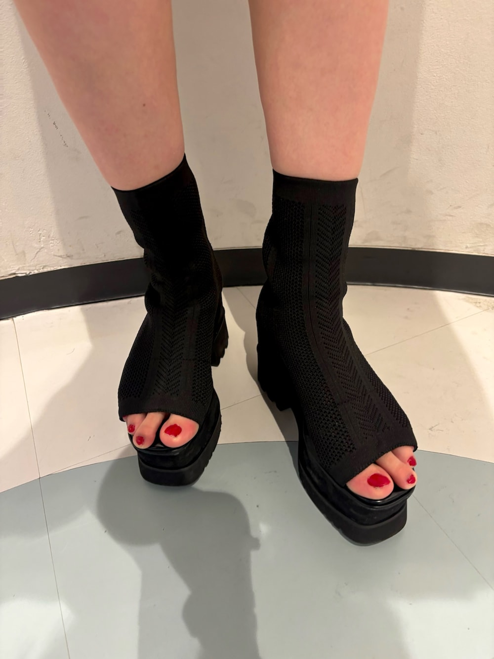 ブラック系のシャツ/ブラウス、グリーン系のニット/セーター、ブラック系のサンダルを着用したレディースの春コーディネートの7枚目の写真