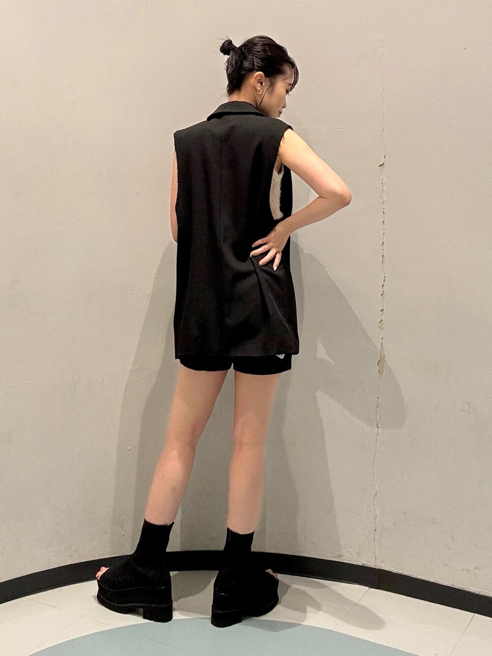 ブラック系のその他パンツ、ホワイト系のニット/セーター、ブラック系のベストを着用したレディースの夏コーディネートの3枚目の写真