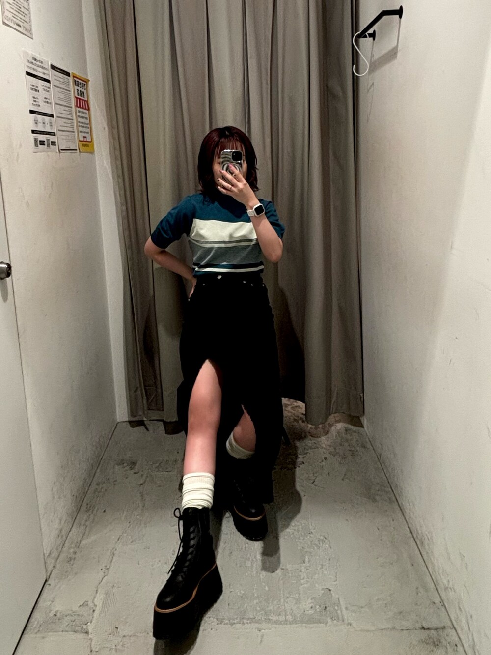 ブラック系のブーツ、その他のニット/セーター、ブラック系のデニムスカートを着用したレディースの夏コーディネートの6枚目の写真