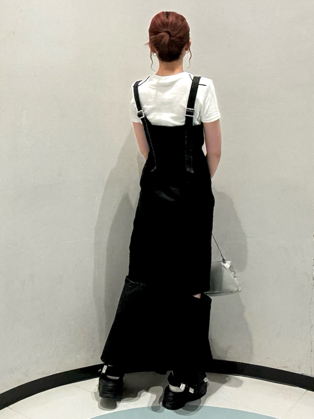 ブラック系のワンピース、ブラック系のサンダル、ホワイト系のTシャツ/カットソーを着用したレディースの夏コーディネートの3枚目の写真