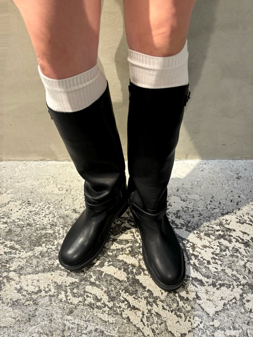 グレー系のニット/セーター、ブラック系のブーツ、ブラック系のその他パンツを着用したレディースの秋コーディネートの7枚目の写真