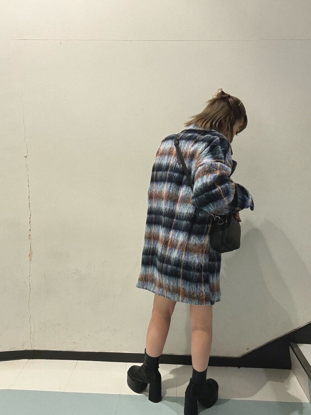 ブルー系のピーコート、ホワイト系のニット/セーター、ブラック系のスカートを着用したレディースの秋コーディネートの4枚目の写真