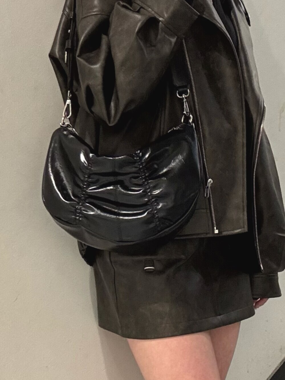 ブラック系のブーツ、ブラック系のパーカー、ブラウン系のブルゾンを着用したレディースの冬コーディネートの7枚目の写真