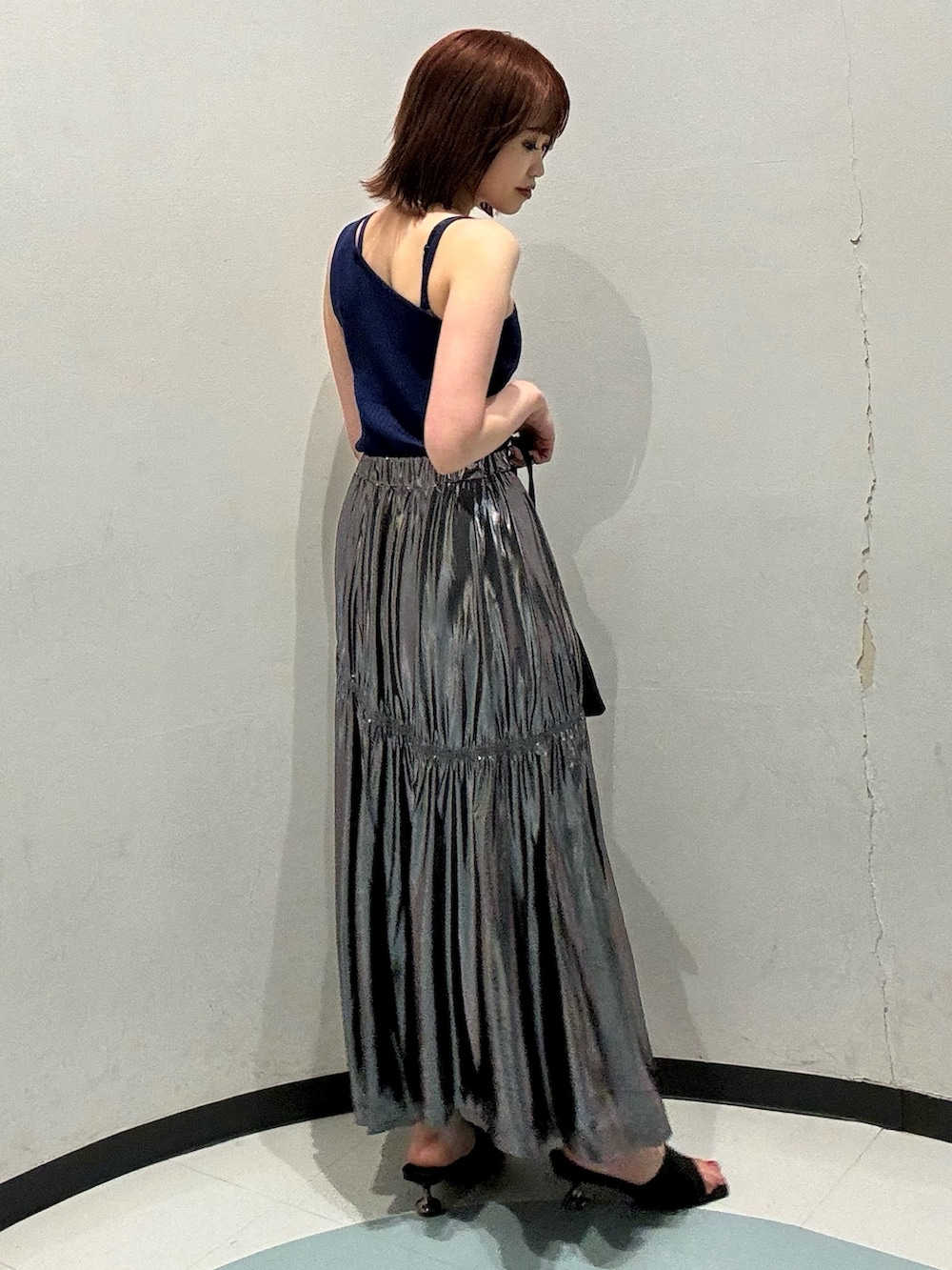 ブラック系のショルダーバッグ、ブラック系のサンダル、ブルー系のニット/セーターを着用したレディースの夏コーディネートの3枚目の写真