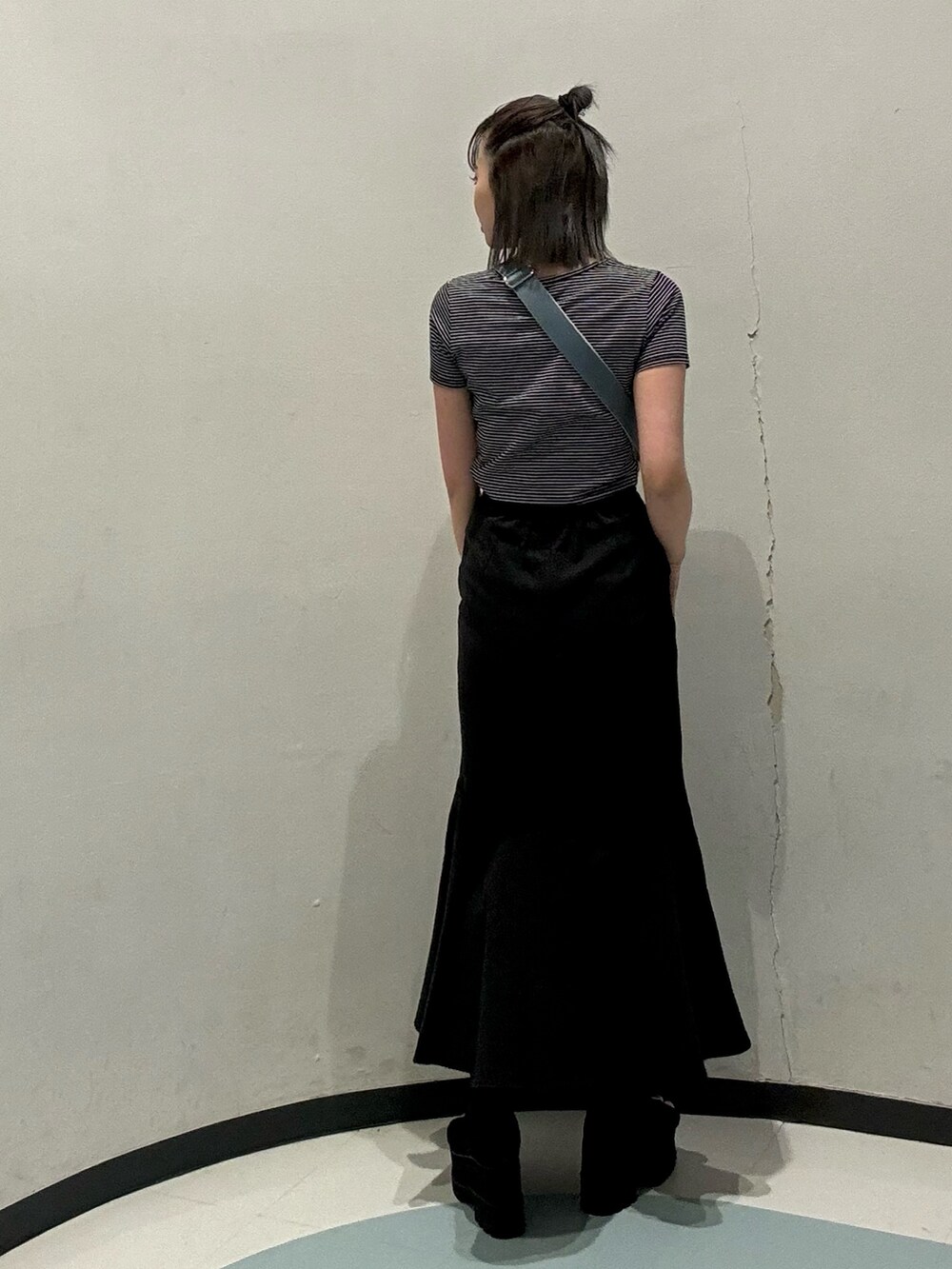 シルバー系のショルダーバッグ、ブラック系のスカート、その他のTシャツ/カットソーを着用したレディースの春コーディネートの3枚目の写真