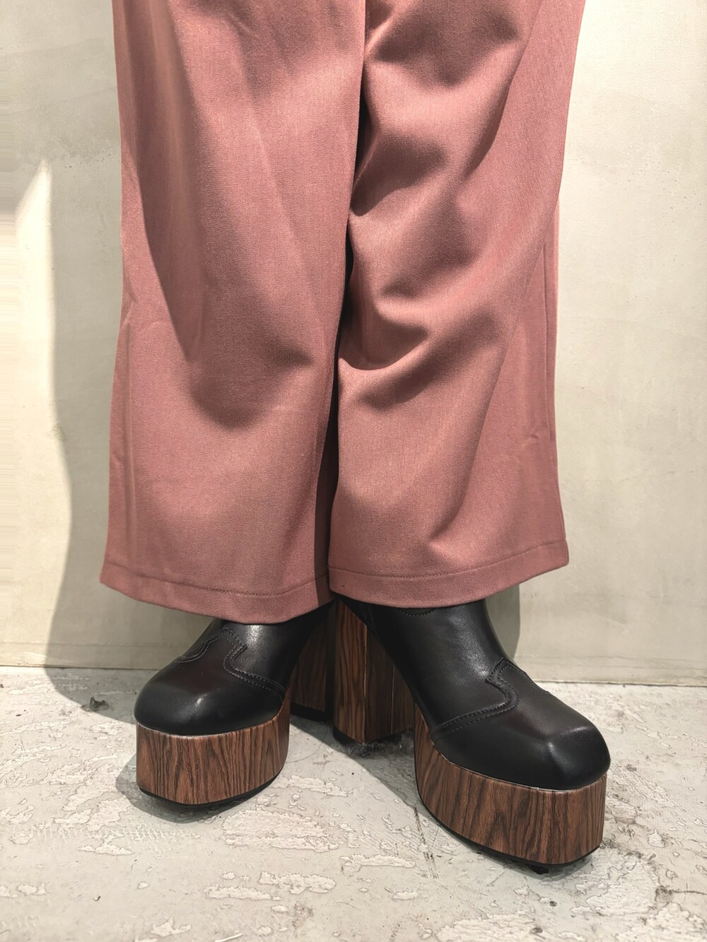 ピンク系のその他パンツ、ブラック系のニット/セーター、ブラック系のムートンコートを着用したレディースの秋コーディネートの7枚目の写真