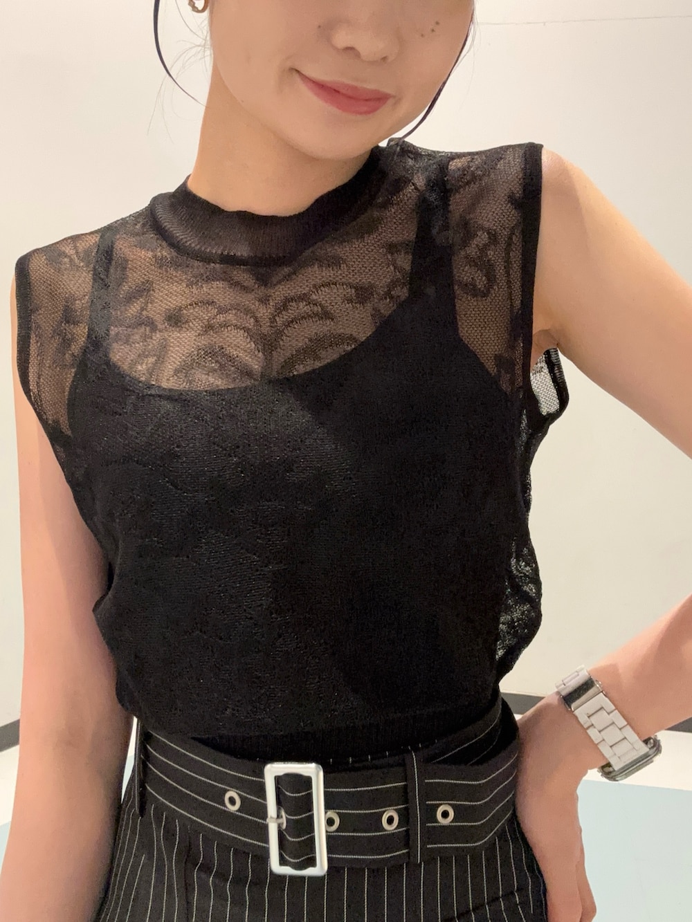 ブラック系のスカート、ブラック系のニット/セーター、ブラック系のサンダルを着用したレディースの夏コーディネートの4枚目の写真