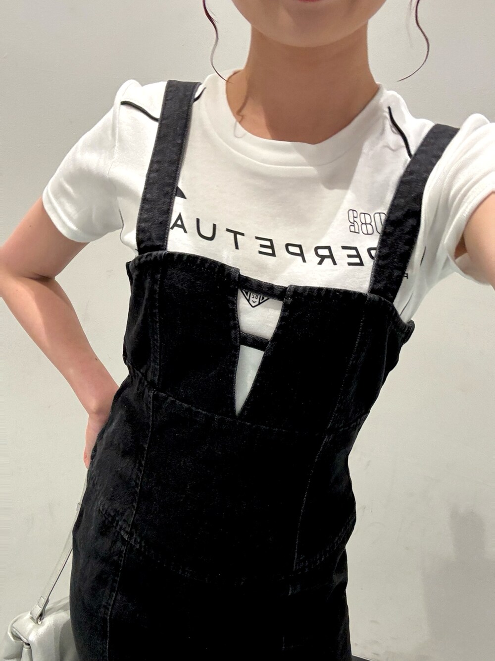 ブラック系のワンピース、ブラック系のサンダル、ホワイト系のTシャツ/カットソーを着用したレディースの夏コーディネートの4枚目の写真