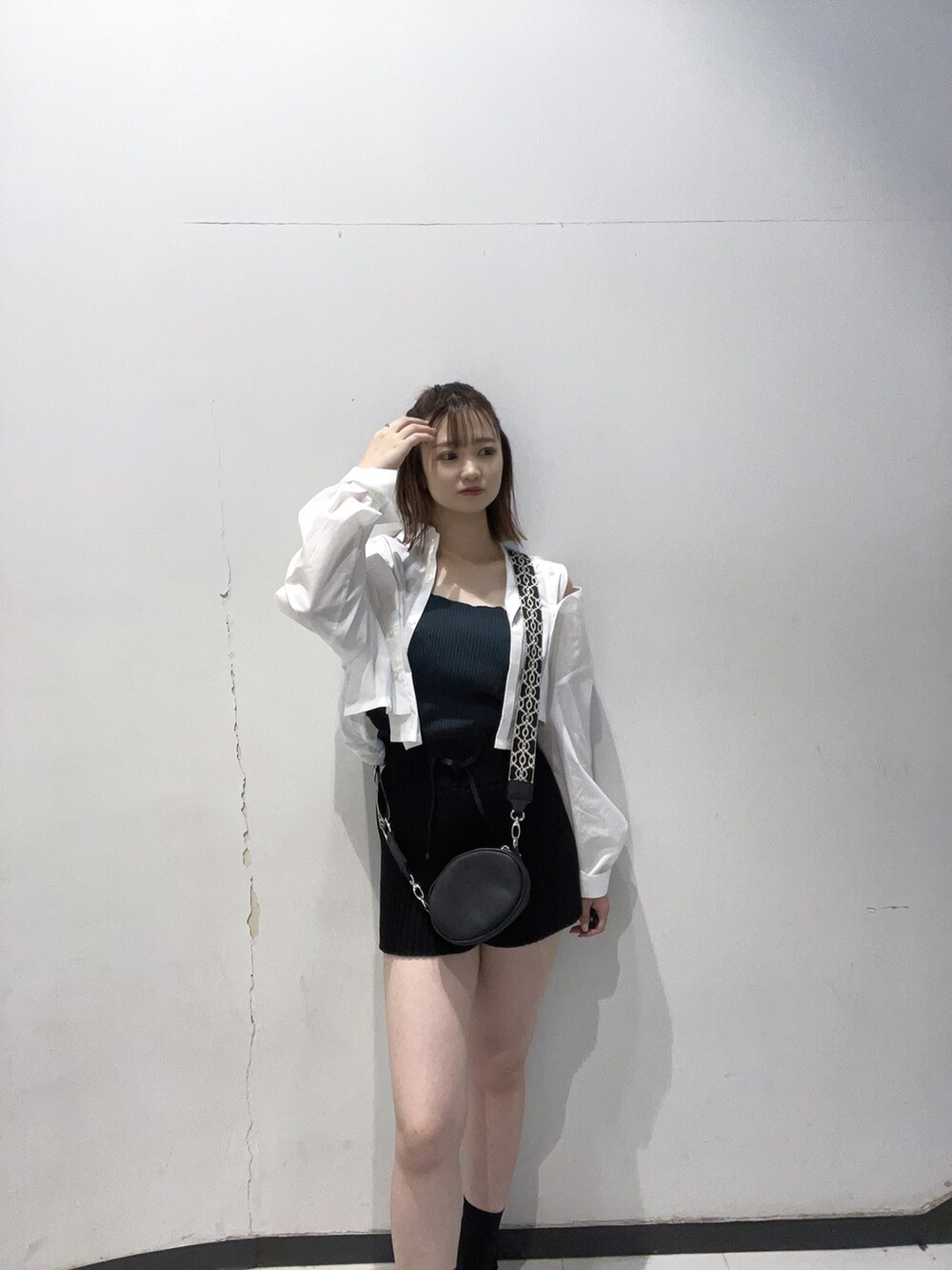 ホワイト系のシャツ/ブラウス、グリーン系のタンクトップ、ブラック系のその他パンツを着用したレディースの夏コーディネートの2枚目の写真