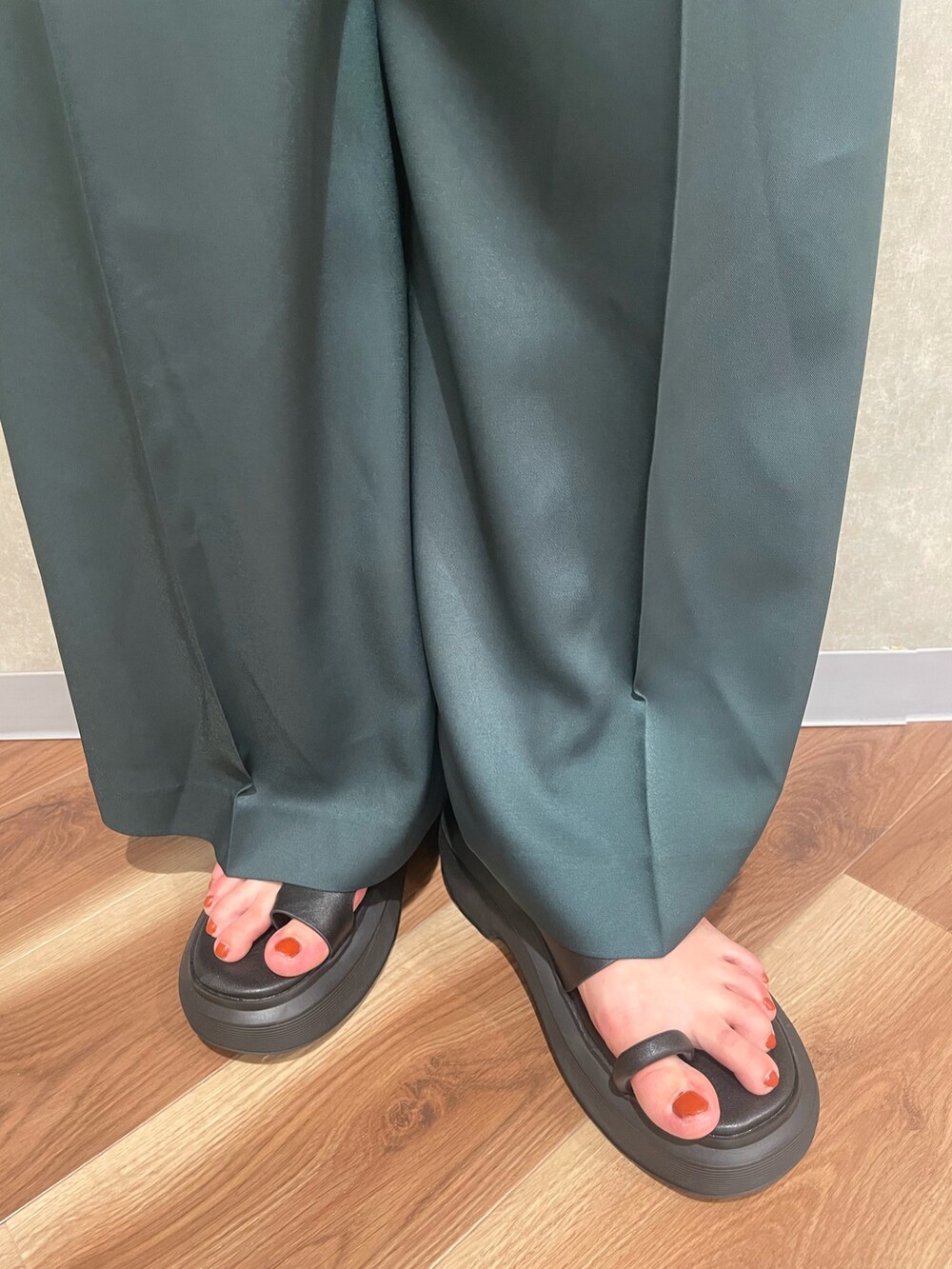 グリーン系のその他パンツ、ブラック系のサンダル、ホワイト系のニット/セーターを着用したレディースの夏コーディネートの7枚目の写真