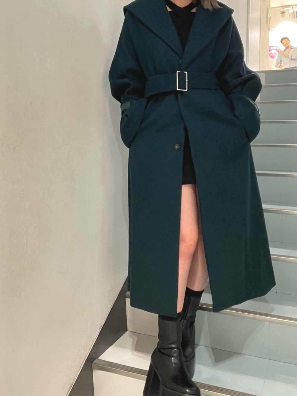 ブラック系のスカート、グリーン系のその他アウター、ブラック系のニット/セーターを着用したレディースの秋コーディネートの5枚目の写真