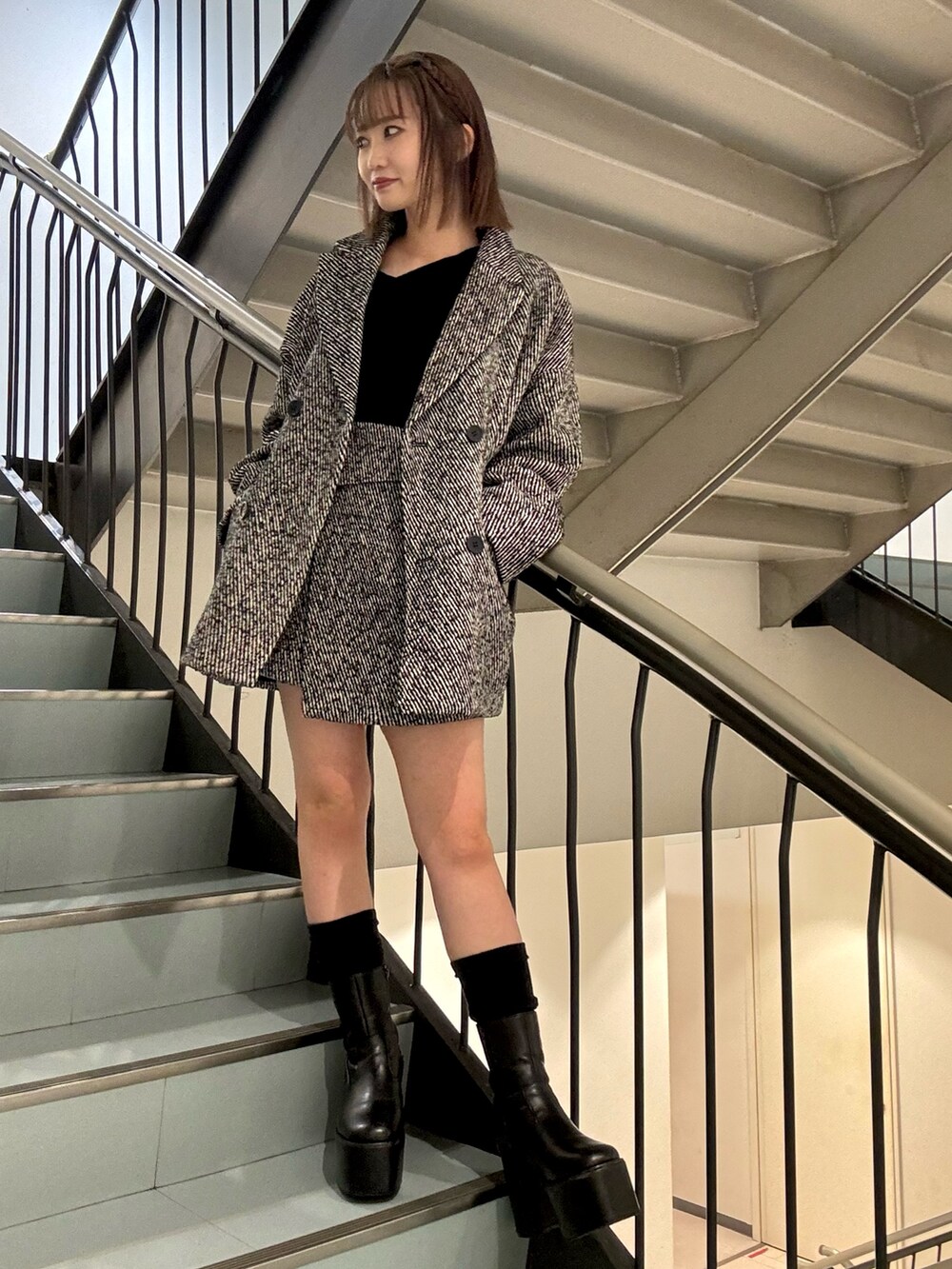 その他のスカート、ブラック系のブーツ、その他のテーラードジャケットを着用したレディースの秋コーディネートの6枚目の写真