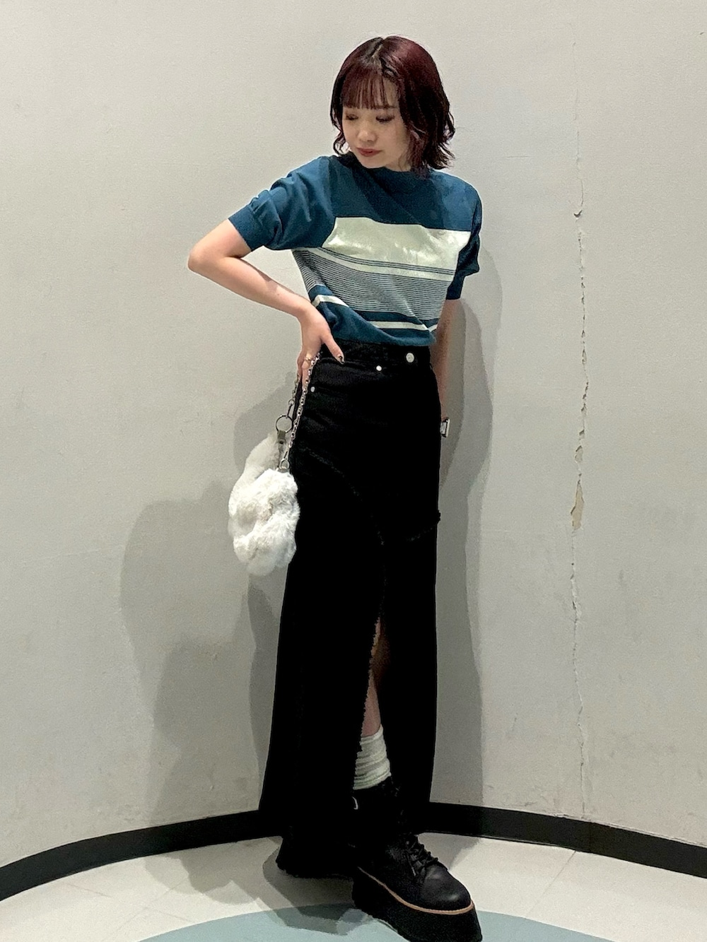 ブラック系のブーツ、その他のニット/セーター、ブラック系のデニムスカートを着用したレディースの夏コーディネートの2枚目の写真