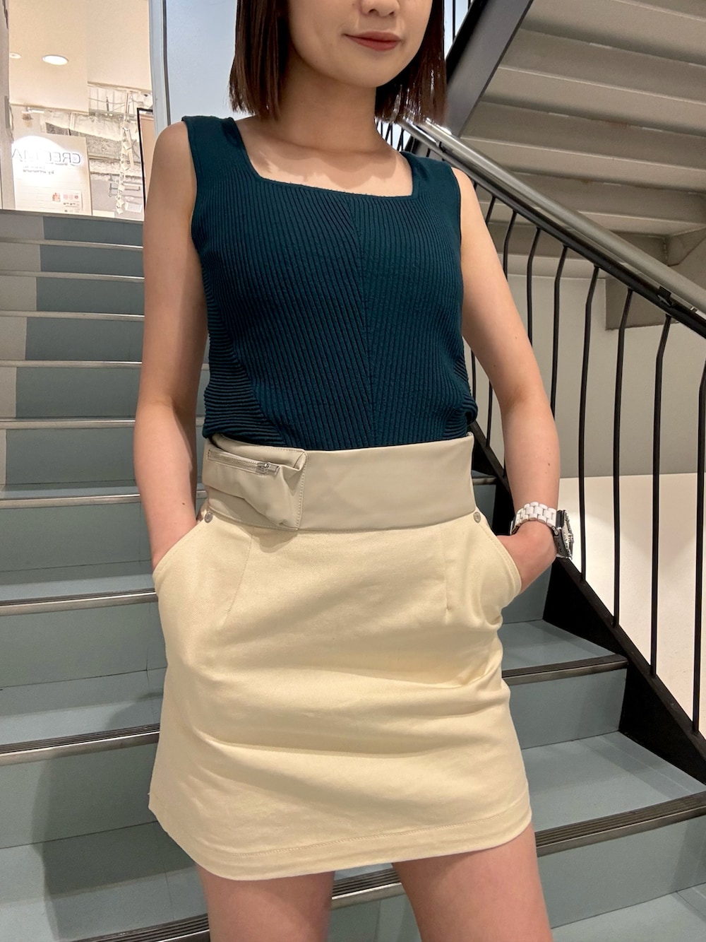 ブラック系のシャツ/ブラウス、グリーン系のニット/セーター、ブラック系のサンダルを着用したレディースの春コーディネートの6枚目の写真