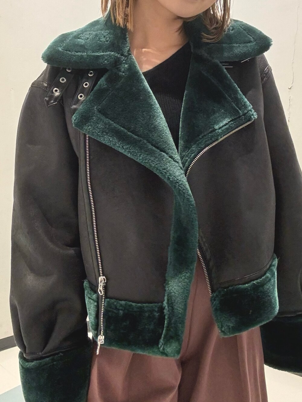 ピンク系のその他パンツ、ブラック系のニット/セーター、ブラック系のムートンコートを着用したレディースの秋コーディネートの6枚目の写真