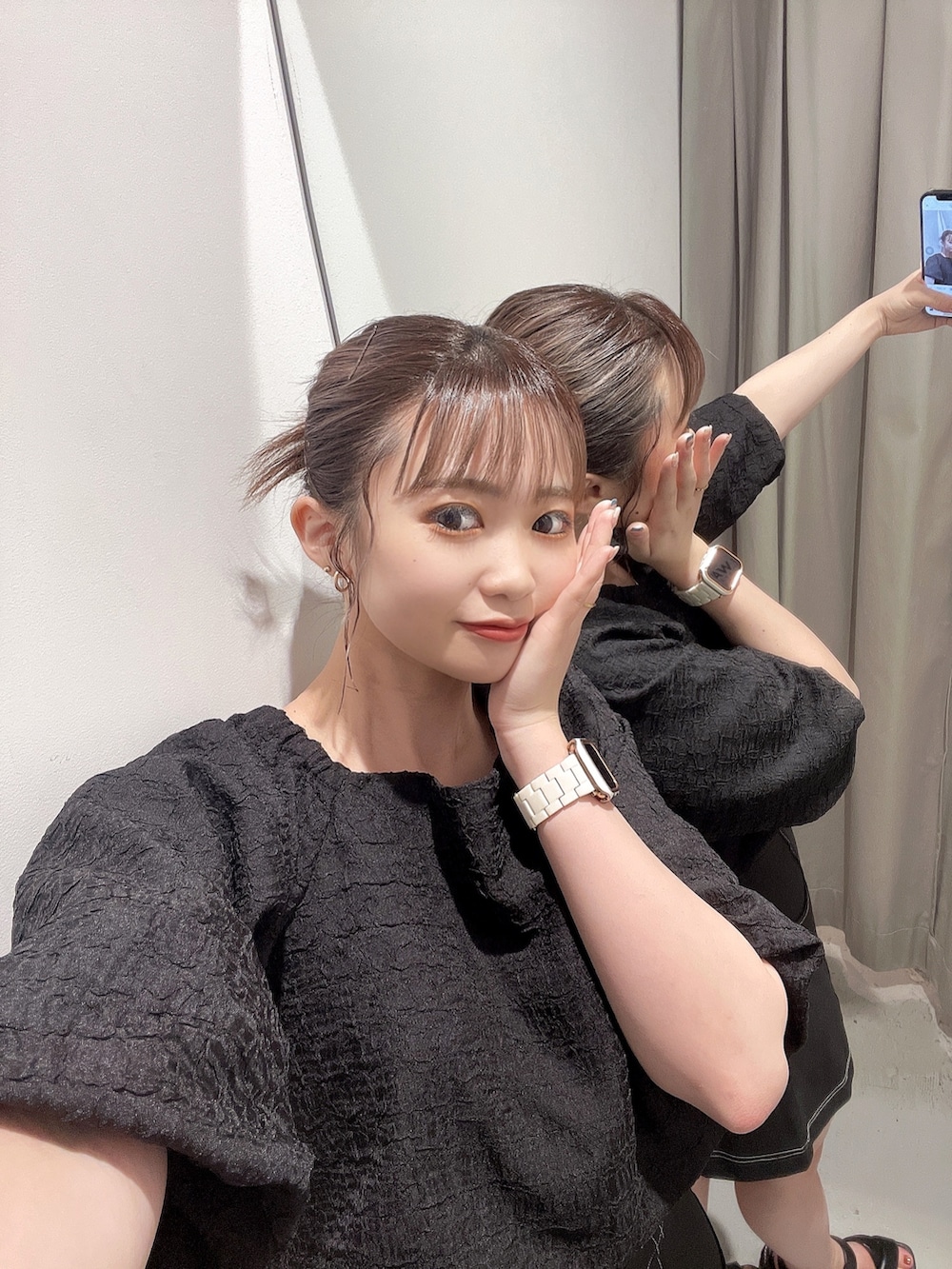 ブラック系のサンダル、ブラック系のシャツ/ブラウス、ブラック系のその他パンツを着用したレディースの夏コーディネートの2枚目の写真