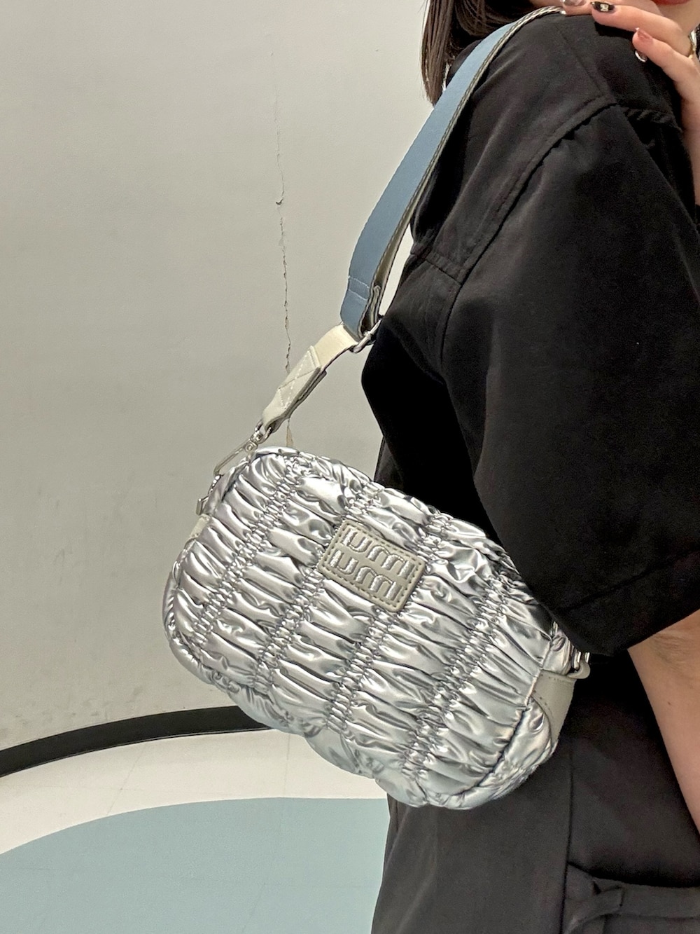 シルバー系のショルダーバッグ、ブラック系のシャツ/ブラウス、グレー系のその他パンツを着用したレディースの春コーディネートの7枚目の写真