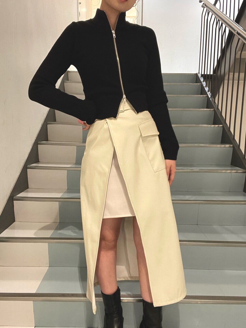 ホワイト系のスカート、ブラック系のニット/セーターを着用したレディースの秋コーディネートの4枚目の写真