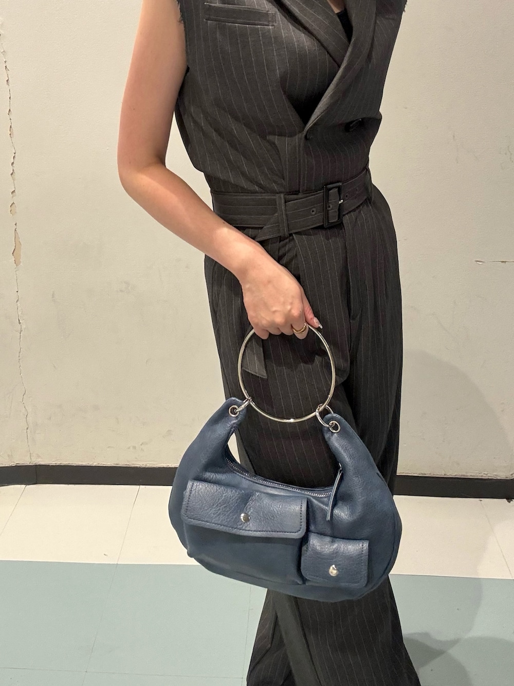 ホワイト系のサンダル、ブルー系のハンドバッグ、その他のつなぎ/オールインワンを着用したレディースの夏コーディネートの5枚目の写真