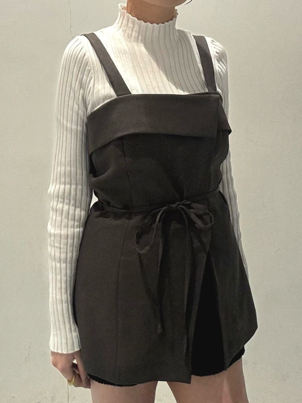 グレー系のテーラードジャケット、ブラック系のハンドバッグ、グレー系のシャツ/ブラウスを着用したレディースの冬コーディネートの4枚目の写真