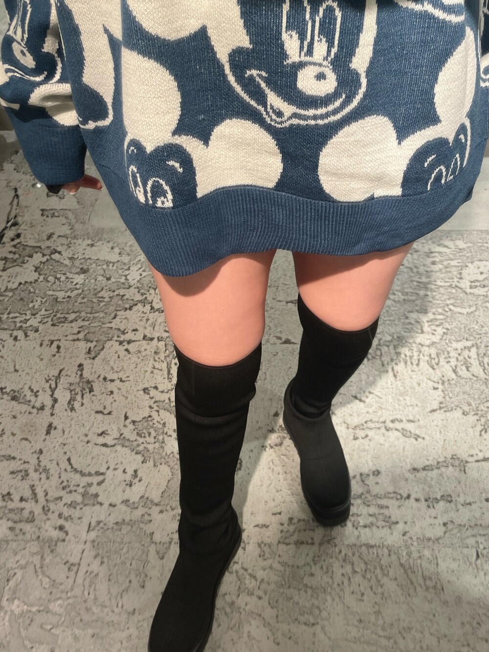 ブラック系のその他パンツ、ホワイト系のニット/セーター、ブルー系のニット/セーターを着用したレディースの秋コーディネートの7枚目の写真