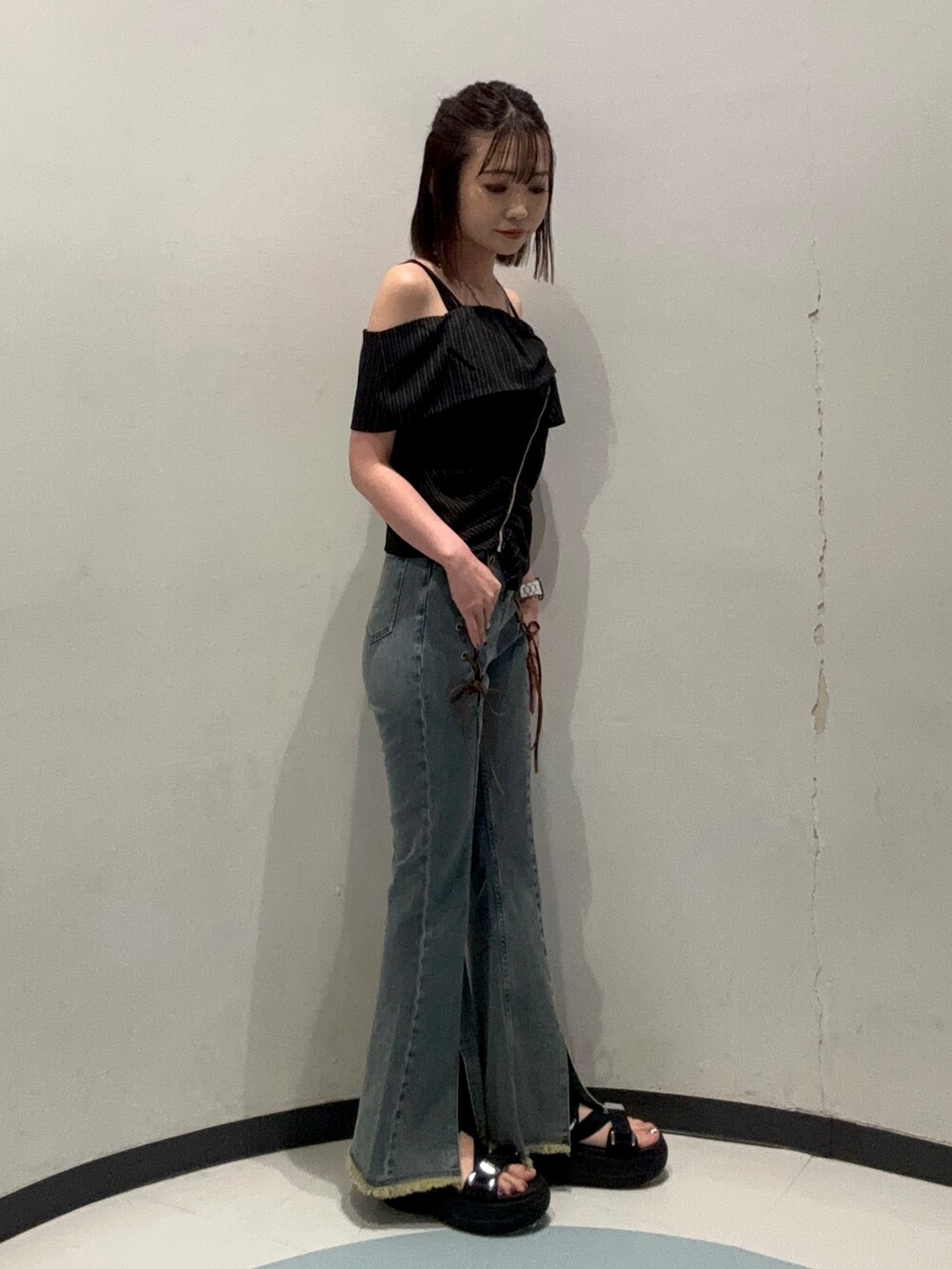 ブラック系のシャツ/ブラウス、ブルー系のデニムパンツ、ブラック系のサンダルを着用したレディースの夏コーディネートの2枚目の写真