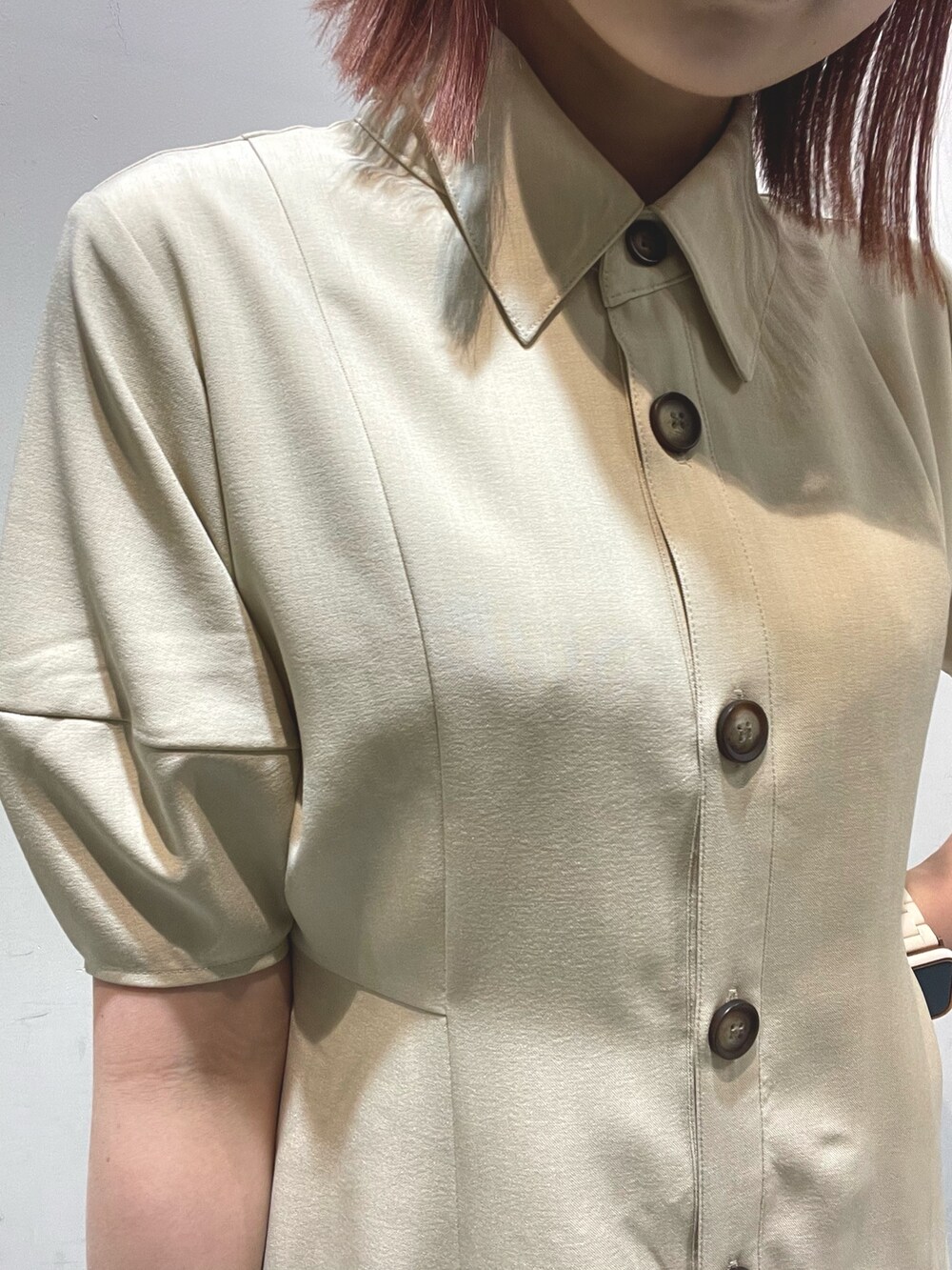 その他のショルダーバッグ、ホワイト系のワンピース、ブラック系のサンダルを着用したレディースの春コーディネートの6枚目の写真