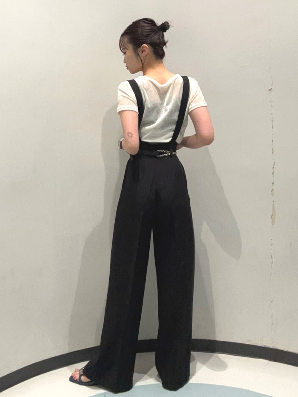 ブルー系のサンダル、ブラック系のスラックス、ホワイト系のTシャツ/カットソーを着用したレディースの夏コーディネートの3枚目の写真