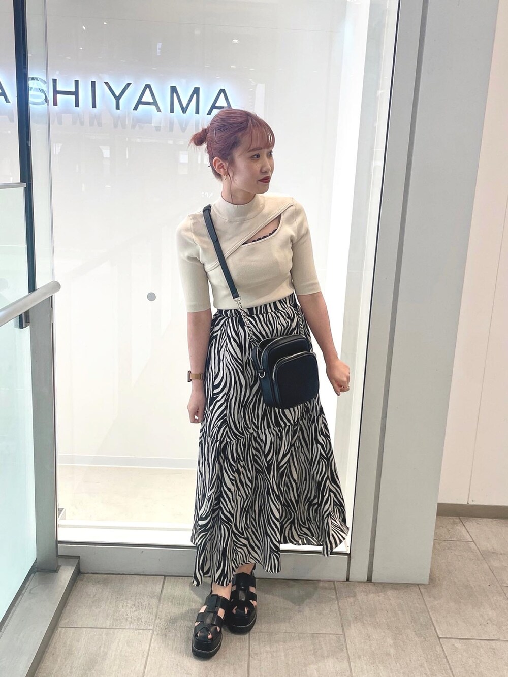 ブラック系のブルゾン、ブラック系のサンダル、ブラック系のショルダーバッグを着用したレディースの春コーディネートの3枚目の写真