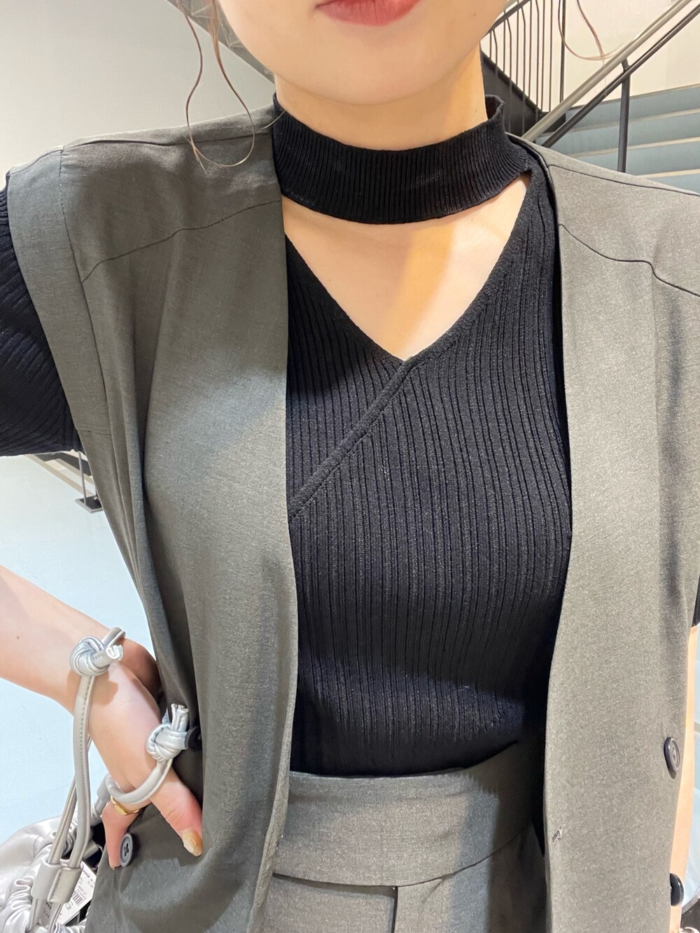 ホワイト系のサンダル、グレー系のスラックス、グレー系のテーラードジャケットを着用したレディースの春コーディネートの4枚目の写真