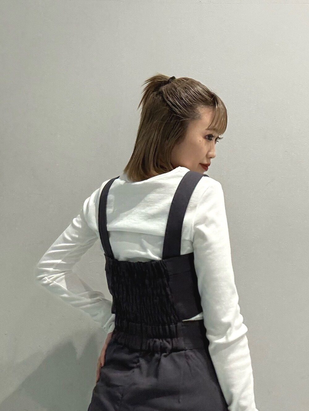 ホワイト系のTシャツ/カットソー、グレー系のワンピース、ブラック系のサンダルを着用したレディースの冬コーディネートの6枚目の写真