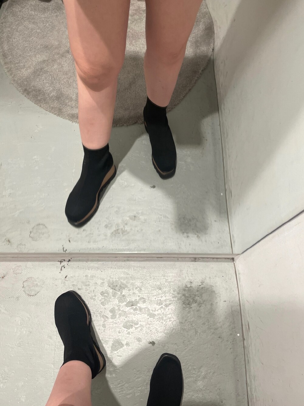 ホワイト系のシャツ/ブラウス、グリーン系のタンクトップ、ブラック系のその他パンツを着用したレディースの夏コーディネートの6枚目の写真