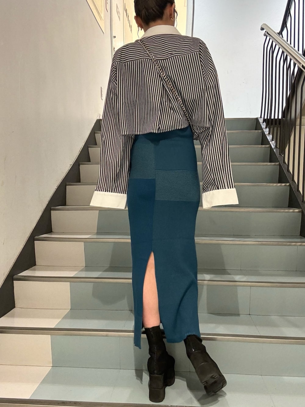 ホワイト系のシャツ/ブラウス、ホワイト系のハンドバッグ、ブルー系のワンピースを着用したレディースの春コーディネートの6枚目の写真