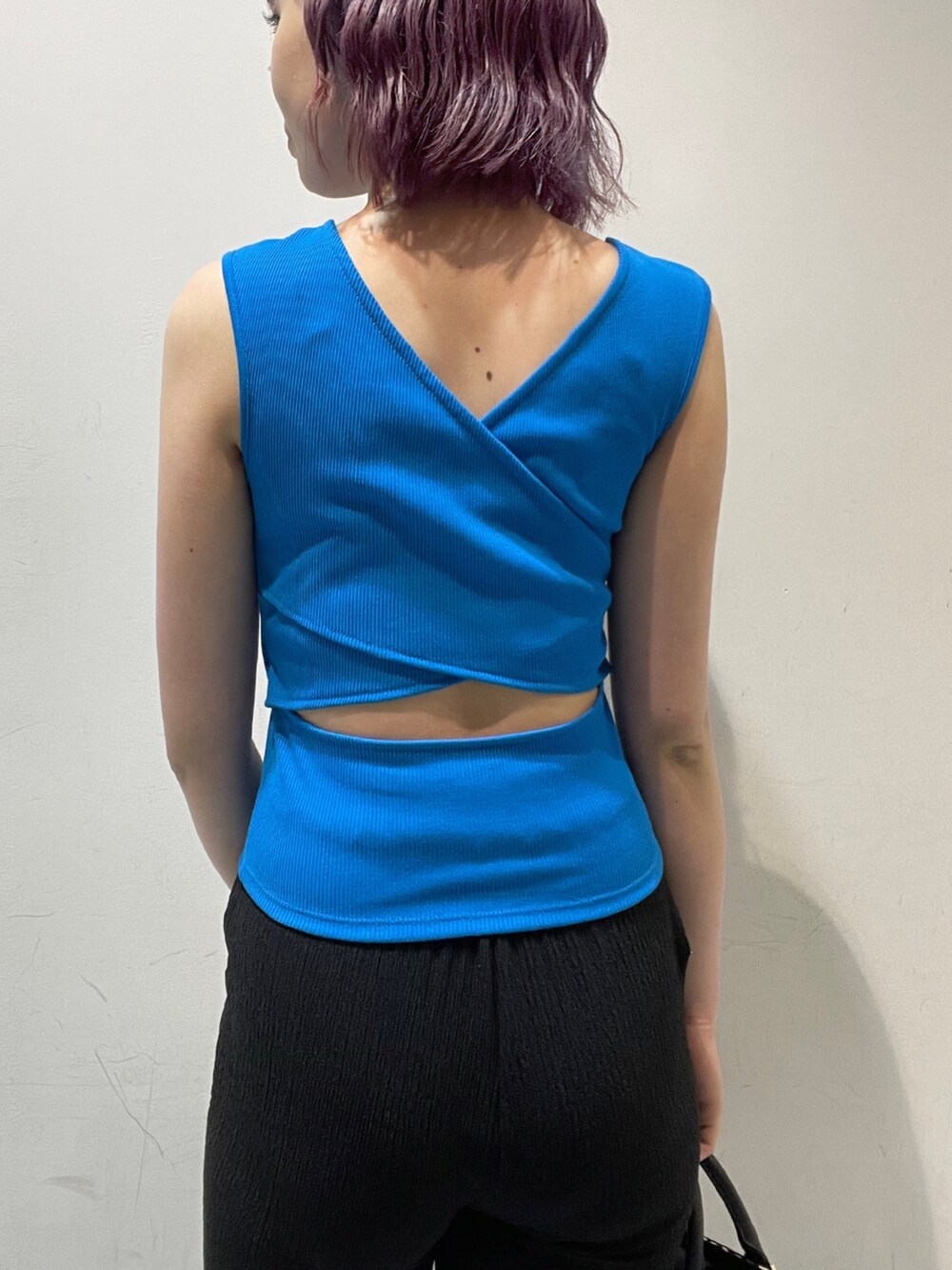 ブルー系のタンクトップ、ホワイト系のシャツ/ブラウス、ブラック系のその他パンツを着用したレディースの春コーディネートの3枚目の写真