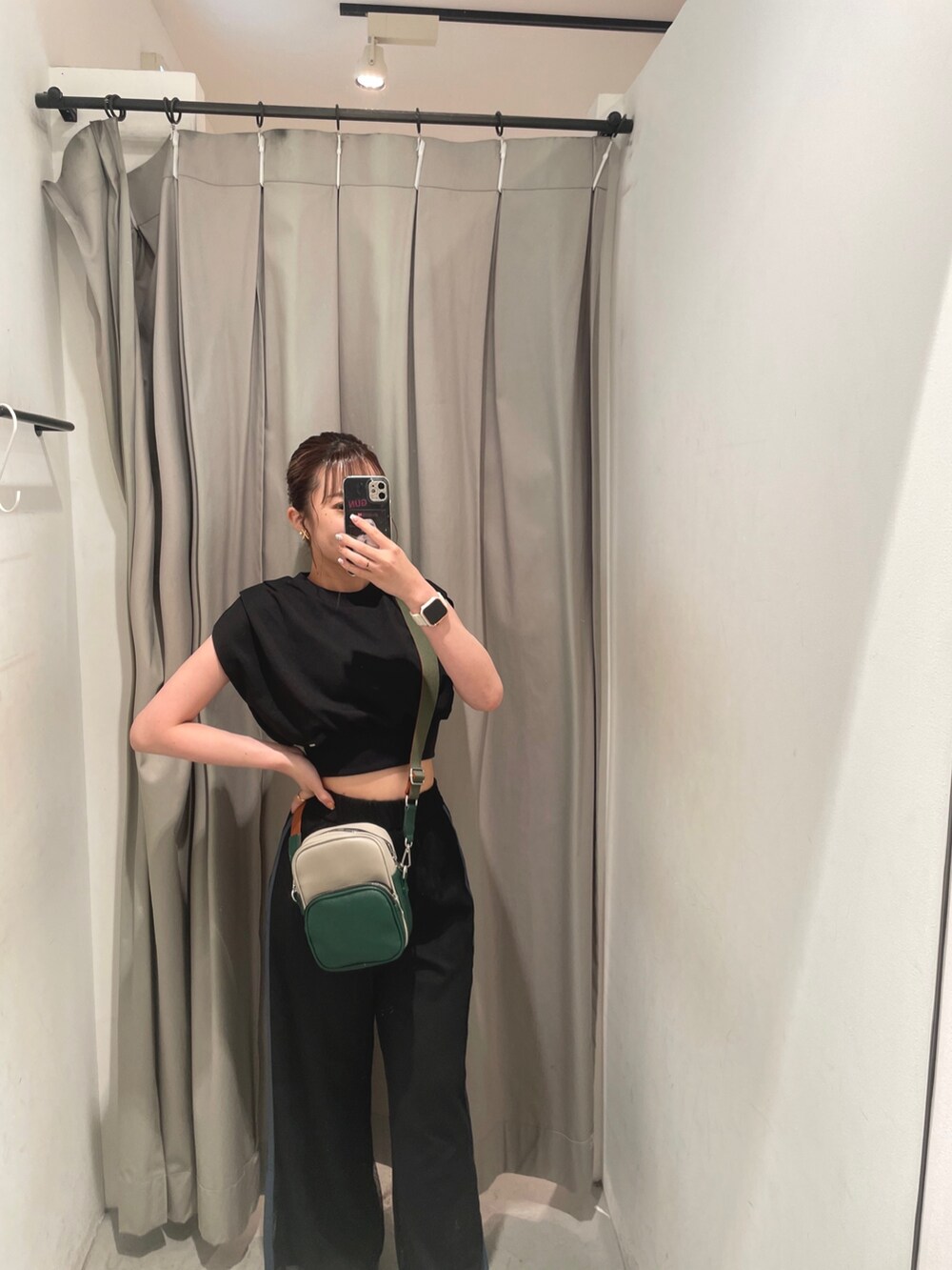 ブラック系のTシャツ/カットソー、ブラック系のスウェットパンツ、その他のサンダルを着用したレディースの夏コーディネートの3枚目の写真