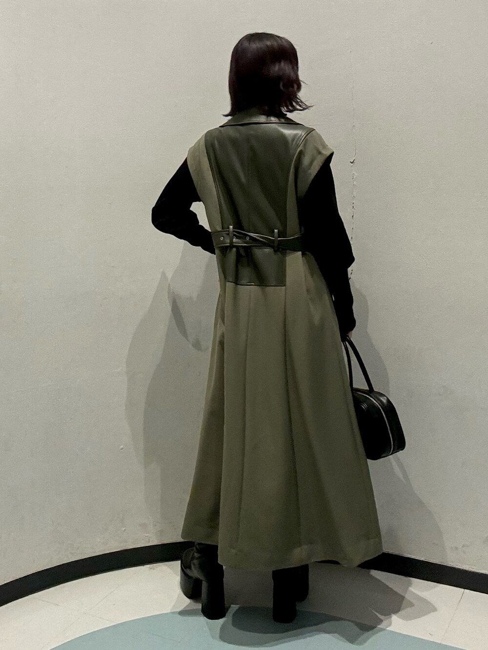 ブラック系のニット/セーター、グリーン系のその他アウター、グレー系のその他パンツを着用したレディースの秋コーディネートの3枚目の写真