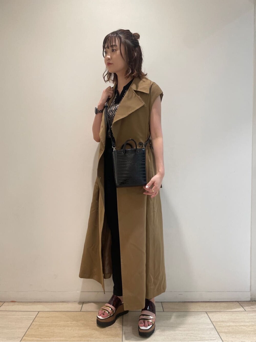 その他のサンダル、ブラック系のショルダーバッグ、ブラック系のニット/セーターを着用したレディースの夏コーディネートの3枚目の写真