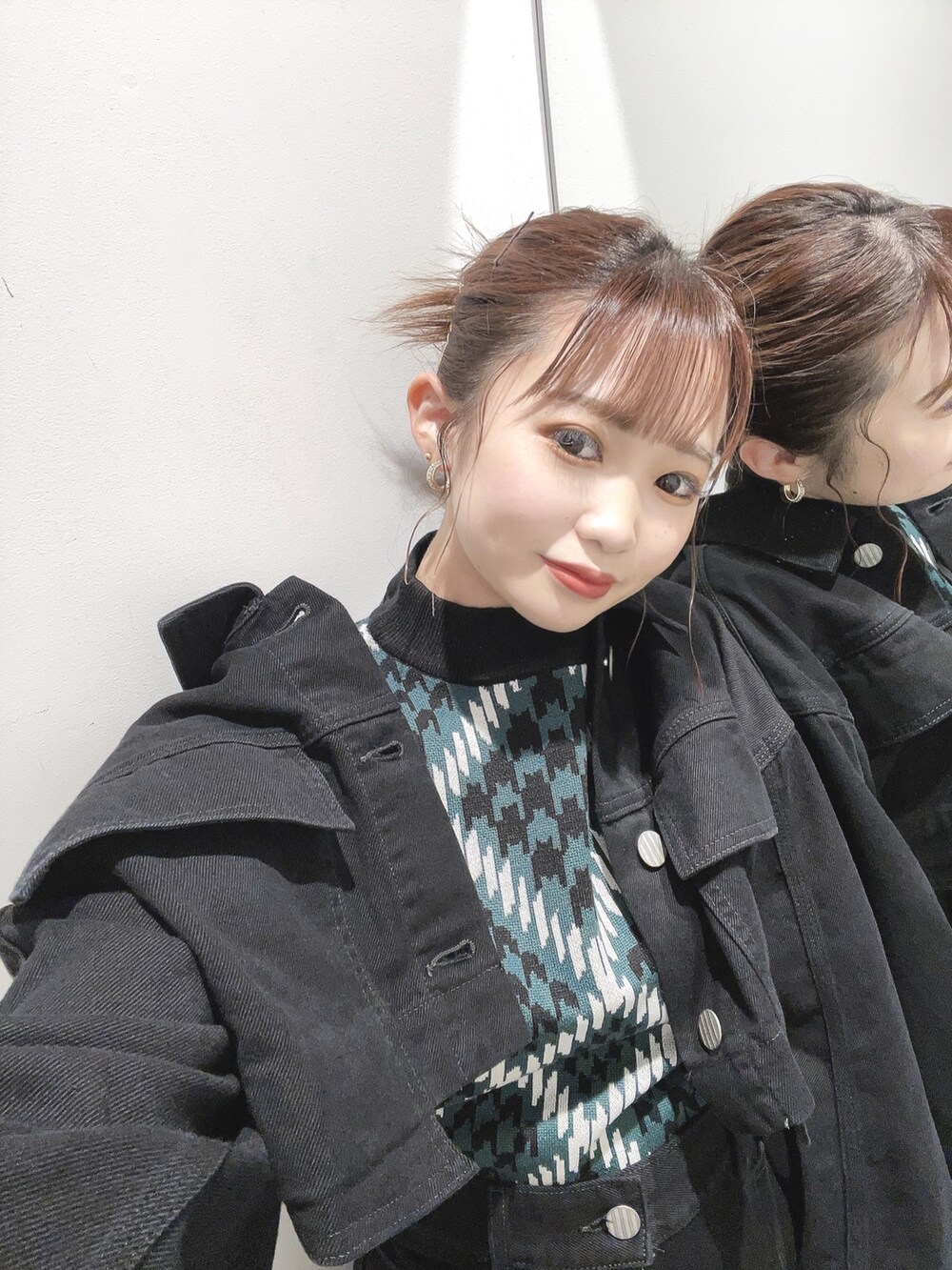 ブラック系のスカート、ブラック系のブーツ、グリーン系のニット/セーターを着用したレディースの夏コーディネートの3枚目の写真