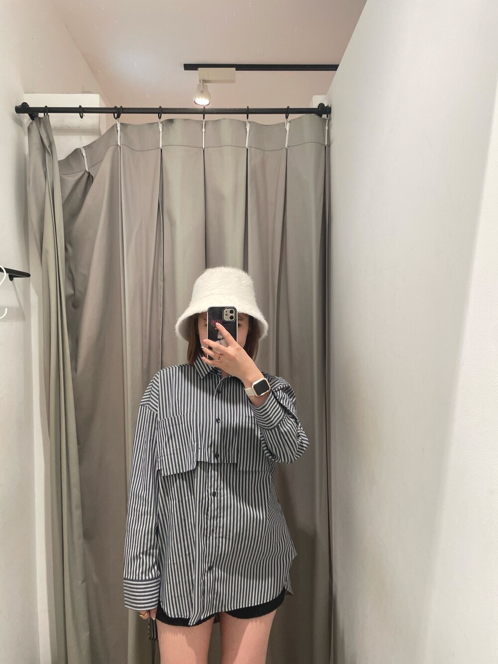 その他のシャツ/ブラウス、ブラック系のその他パンツ、ホワイト系のブーツを着用したレディースの秋コーディネートの4枚目の写真